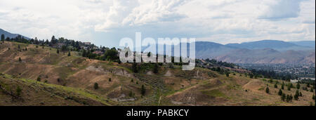 Antenne Panoramablick von Häusern auf einem Hügel in einem bewölkten Sommertag. In Kamloops Stadt, BC, Kanada. Stockfoto