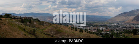 Antenne Panoramablick von Kamloops Stadt während einem bewölkten Sommertag. Im Innenraum BC, Kanada. Stockfoto