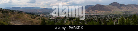 Antenne Panoramablick von Kamloops Stadt während einem bewölkten Sommertag. Im Innenraum BC, Kanada. Stockfoto