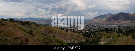 Antenne Panoramablick von Kamloops Stadt während einem bewölkten Sommertag. Im Innenraum BC, Kanada. Stockfoto