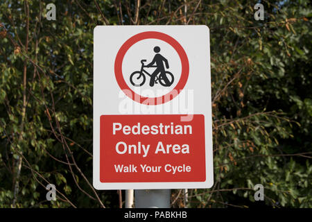 Britische Schild besagt, dass Radfahrer mit ihren Fahrrädern zu Fuß anstatt sollte sie im Bereich Fahrt voraus, in Kingston, Surrey, England Stockfoto
