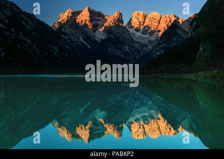 Lago Di Landro/Dürrensee mit perfekten Reflexion und Alpenglühen Stockfoto