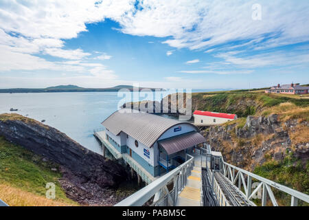 Die alten und neuen RNLI lifeboat Stationen in St Justinians, in der Nähe von St Davids, Pembrokeshire, West Wales Stockfoto