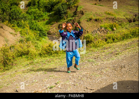 OMO, Äthiopien - September 21, 2011: Unbekannter äthiopische Junge läuft. Menschen in Äthiopien leiden der Armut wegen der instabilen Lage Stockfoto