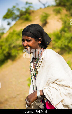 LALIBELA, Äthiopien - September 28, 2011: Unbekannter äthiopischen Frau tragen typische Kleidung. Menschen in Äthiopien leiden der Armut aufgrund der Unstab Stockfoto