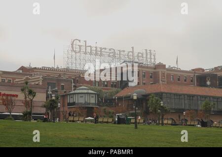 Ghirardelli Gebäude mit Blick auf das Wasser in der Ghirardelli Square, San Francisco Stockfoto