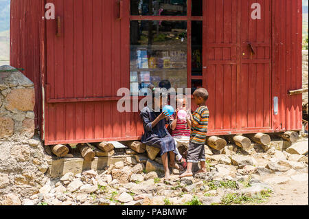 OMO, Äthiopien - September 21, 2011: Unbekannter äthiopische Kinder. Menschen in Äthiopien leiden der Armut wegen der instabilen Lage Stockfoto