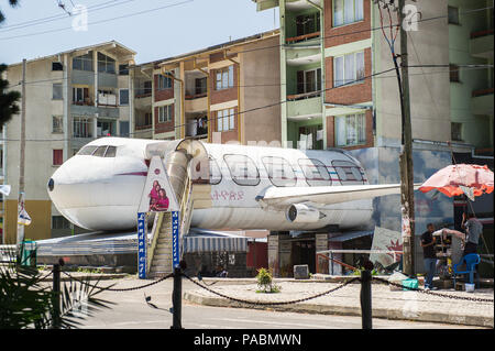 ADDIS ABEBA, Äthiopien - Sep 29, 2011: Ethiopian Airlines Flugzeug Gebäude entlang der Bole Avenue, Addis Abeba. Es ist das Restaurant in Addis Abeba Stockfoto