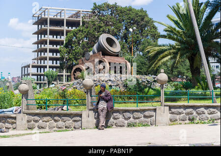 ADDIS ABEBA, Äthiopien - Sep 29, 2011: Cannon Kreisverkehr, Churchill Avenue, Addis Abeba Stockfoto