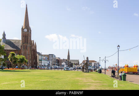 Largs, Schottland, Großbritannien - 19 Juli 2018: Auf der Suche nach Gallowgate Straße in der largs Zentrum auf einem rekordverdächtigen heissen Sommertag. Magnus Viking wa Stockfoto