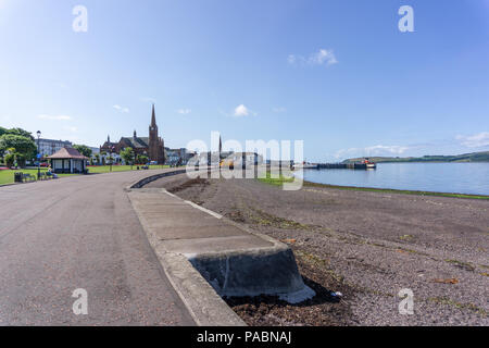 Largs, Schottland, Großbritannien - 19 Juli, 2018: Die Stadt von Largs als "Juwel der Clyde in Schottland mit Hunterston Kraftwerke in der Ferne bekannt. Ich Stockfoto