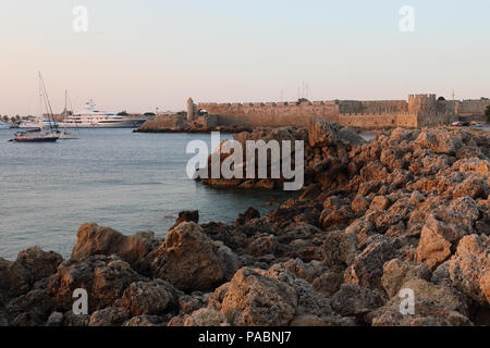 Mandraki Hafen in Rhodos, Griechenland in der Morgendämmerung. Stockfoto