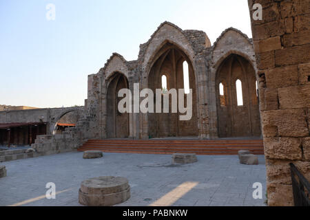 Die Ruinen der Dame des Schloss Kathedrale in der Altstadt von Rhodos, Griechenland. Stockfoto