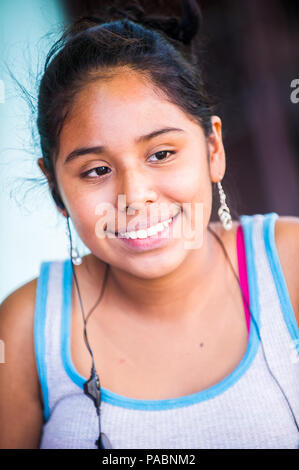 MANAGUA, NICARAGUA - Jan 6, 2012: Unbekannter nicaraguanischen Mädchen Porträt. 69% der Nicaranguan Menschen gehören zu den Mestizen ethnische gruppe Stockfoto