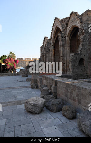 Die Ruinen der Dame des Schloss Kathedrale in der Altstadt von Rhodos, Griechenland. Stockfoto