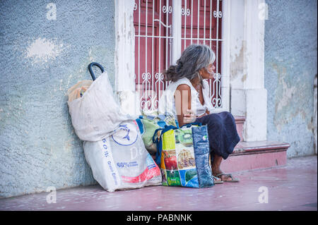 MANAGUA, NICARAGUA - Jan 6, 2012: Unbekannter nicaraguanischen Frau mit Taschen. 69% der Nicaranguan Menschen gehören zu den Mestizen ethnische gruppe Stockfoto