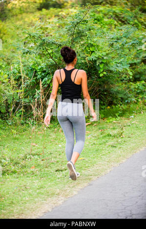 MANAGUA, NICARAGUA - Jan 6, 2012: Unbekannter nicaraguanischen Mädchen joggen. 69% der Nicaranguan Menschen gehören zu den Mestizen ethnische gruppe Stockfoto