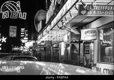 Schwarz-Weiß-Foto der Neonlichter der Nachtclubs in der Großen Freiheitstraße, nachts vor der Reeperbahn, Hamburg, in den 1960er Jahren Stockfoto