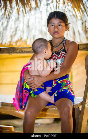 EMBERA DORF, Panama, 9. JANUAR 2012: Nicht identifizierte gebürtige Inderin hält ihre kleine Schwester in Panama, Jan 9, 2012. Indian Reservation ist die Art und Weise Stockfoto