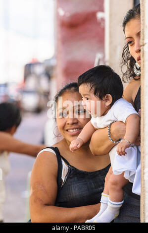 Mexiko City, Mexiko - Dec 29, 2011: Unbekannter Mexicanlittle Baby und seiner Mutter. 60% der mexikanischen Bevölkerung gehören zu den Mestizen ethnische gruppe Stockfoto
