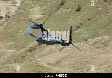 Ein US Air Force CV-22 Osprey Kipprotor-flugzeug auf einem Tiefflug in der 'Mach-Loop' Training Area, West Wales, Vereinigtes Königreich. Stockfoto