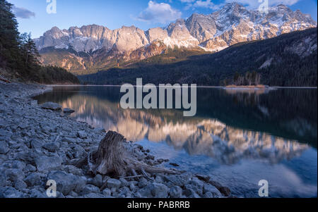 Alpenglühen am Eibsee in den Bayerischen Alpen Stockfoto