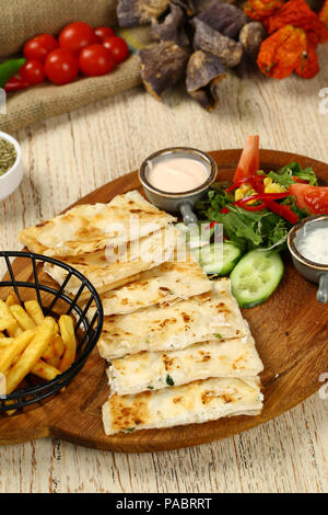 Türkische traditionelle Scheiben Gözleme / Pfannkuchen Stockfoto