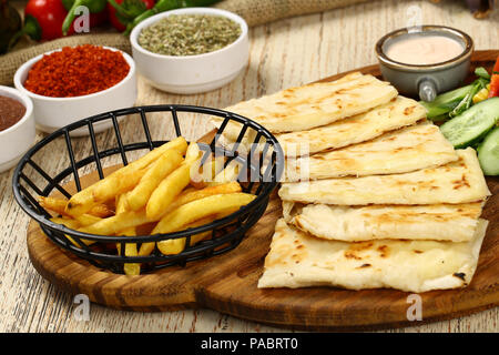 Türkische traditionelle Scheiben Gözleme / Pfannkuchen Stockfoto