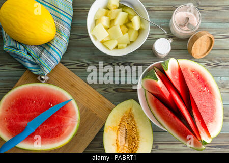 Gesundes Dessert für einen Sommer Picknick mit gewürfelten Frische kanarische Melone und Keile saftige Wassermelone von oben in einem flachen gesehen immer noch der Laien Stockfoto