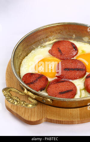 Spiegelei und Wurst in der Pfanne - Sahanda Yumurta Stockfoto