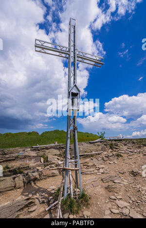 Kreuz auf einem wetlina Almen in den Westlichen Bieszczady-gebirge in Polen, Ansicht mit Smerek Peak im Hintergrund Stockfoto