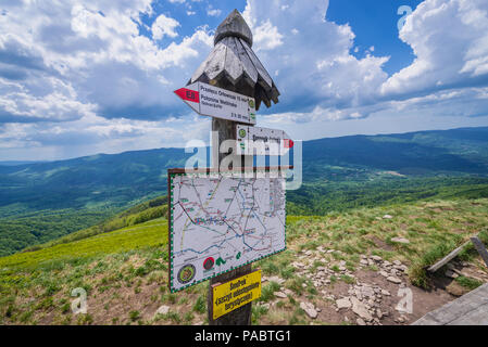 Wegweiser auf wetlina Almen neben Smerek Berg in den Westlichen Bieszczady-gebirge in Polen Stockfoto