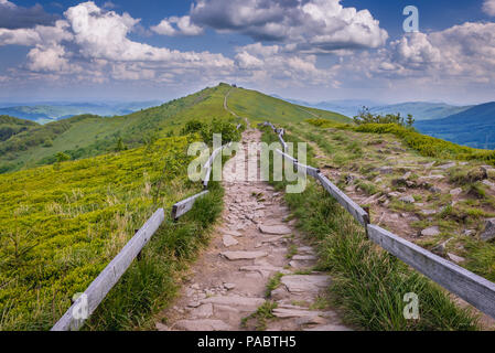 Pfad der Bär Hütte Unterschlupf auf einem Hasiakowa Rock Mountain Winnie, Teil der Wetlina Wiesen im westlichen Bieszczady-gebirge in Polen Stockfoto