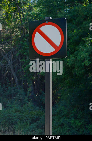 Kein Parkplatz Schild vor der Wildnis Raum Leer Stockfoto