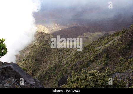 Misty Wolken über einem roten, karge Landschaft am Leleiwi übersehen in Haleakala National Park, Kula, Maui, Hawaii, USA Stockfoto