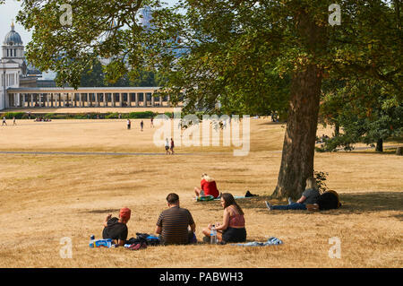 Die Menschen genießen die heißen Wetters im Greenwich Park, South East London, während der Hitzewelle 2018 Stockfoto