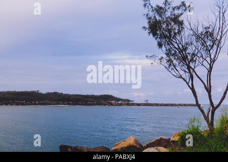 GOLD COAST, Australien - 8. Januar 2015: Blick auf Stradbroke Island von der Nehrung Strand an der Gold Coast Stockfoto