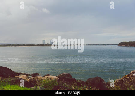 GOLD COAST, Australien - 8. Januar 2015: Blick auf Stradbroke Island von der Nehrung Strand an der Gold Coast Stockfoto