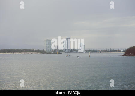 GOLD COAST, Australien - 8. Januar 2015: Blick auf Stradbroke Island von der Nehrung Strand an der Gold Coast Stockfoto