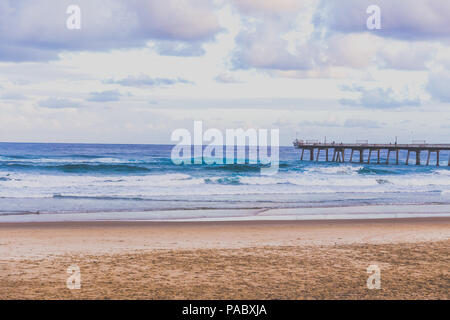GOLD COAST, Australien - 8. Januar 2015: Die Spit Beach an der Gold Coast, und berühmt unter Einheimischen Surfern Stockfoto