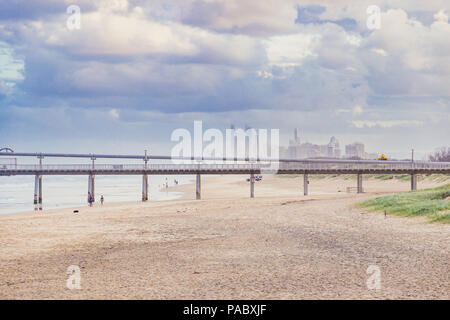GOLD COAST, Australien - 8. Januar 2015: Die Spit Beach an der Gold Coast, und berühmt unter Einheimischen Surfern Stockfoto