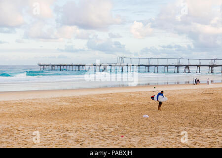 GOLD COAST, Australien - 8. Januar 2015: Die Spit Beach an der Gold Coast, und berühmt unter Einheimischen Surfern Stockfoto