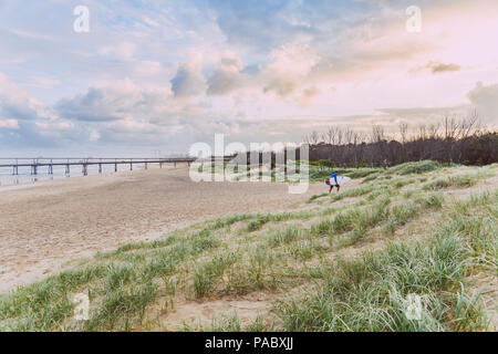 GOLD COAST, Australien - 8. Januar 2015: Die Spit Beach an der Gold Coast, und berühmt unter Einheimischen Surfern Stockfoto