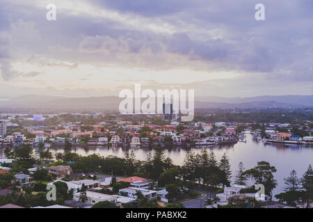 GOLD COAST, Australien - 8. Januar 2015: Gold Coast Hinterland und Blick auf die Berge von Surfers Paradise in der Abenddämmerung gesehen Stockfoto