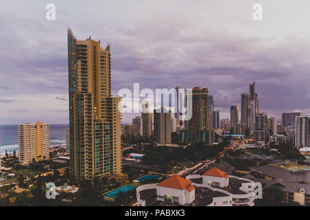 GOLD COAST, Australien - 8. Januar 2015: Gold Coast Hinterland und Blick auf die Berge von Surfers Paradise in der Abenddämmerung gesehen Stockfoto