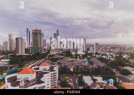 GOLD COAST, Australien - 8. Januar 2015: Gold Coast Hinterland und Blick auf die Berge von Surfers Paradise in der Abenddämmerung gesehen Stockfoto
