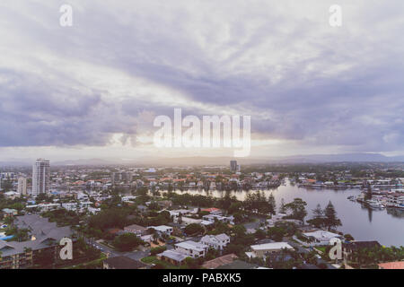 GOLD COAST, Australien - 8. Januar 2015: Gold Coast Hinterland und Blick auf die Berge von Surfers Paradise in der Abenddämmerung gesehen Stockfoto