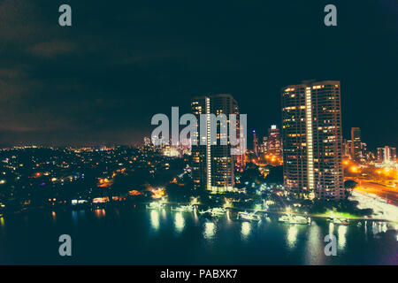 GOLD COAST, Australien - 8. Januar 2015: Nachtansicht von Surfers Paradise mit City lights und Hochhäuser Stockfoto