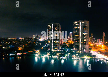 GOLD COAST, Australien - 8. Januar 2015: Nachtansicht von Surfers Paradise mit City lights und Hochhäuser Stockfoto