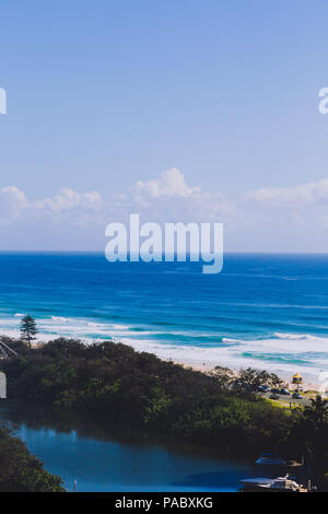 GOLD COAST, Australien - 8. Januar 2015: Pazifischer Ozean und Blick auf den Fluss in Surfers Paradise Stockfoto